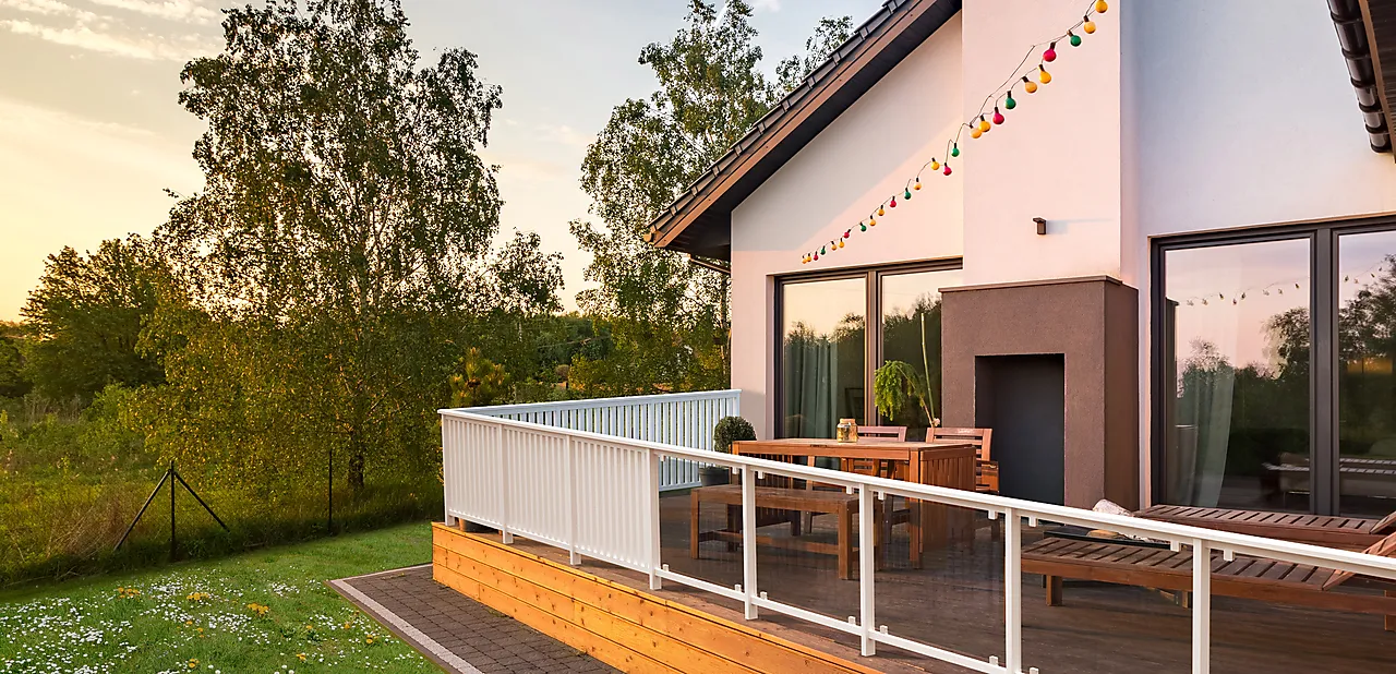 Siri 11 terrasserekkverk hvit med glass Siri 11 terrasserekkverk hvit med glass