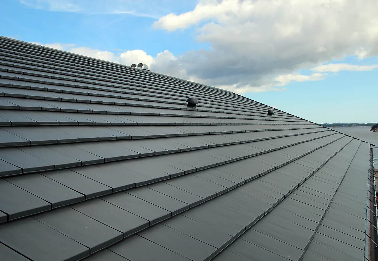 Taktegl domino sort glassert skarpnes finesse