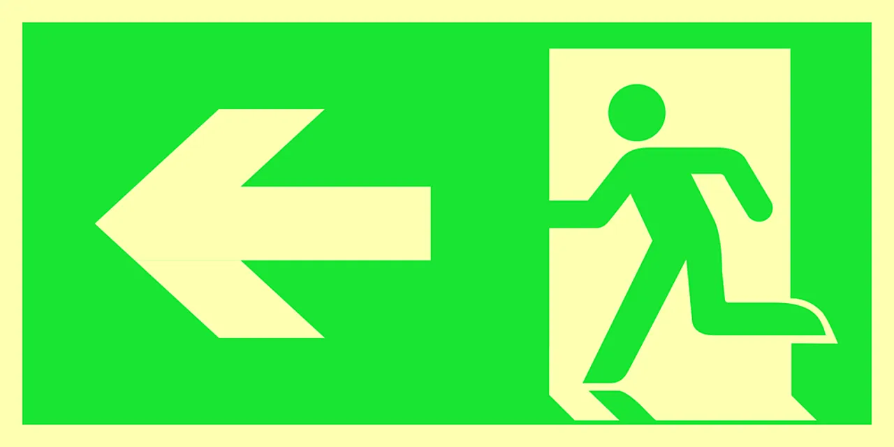 Skilt nødut pil venstre 15x30 cm 1,2 mm etterlysende alu 150 mcd