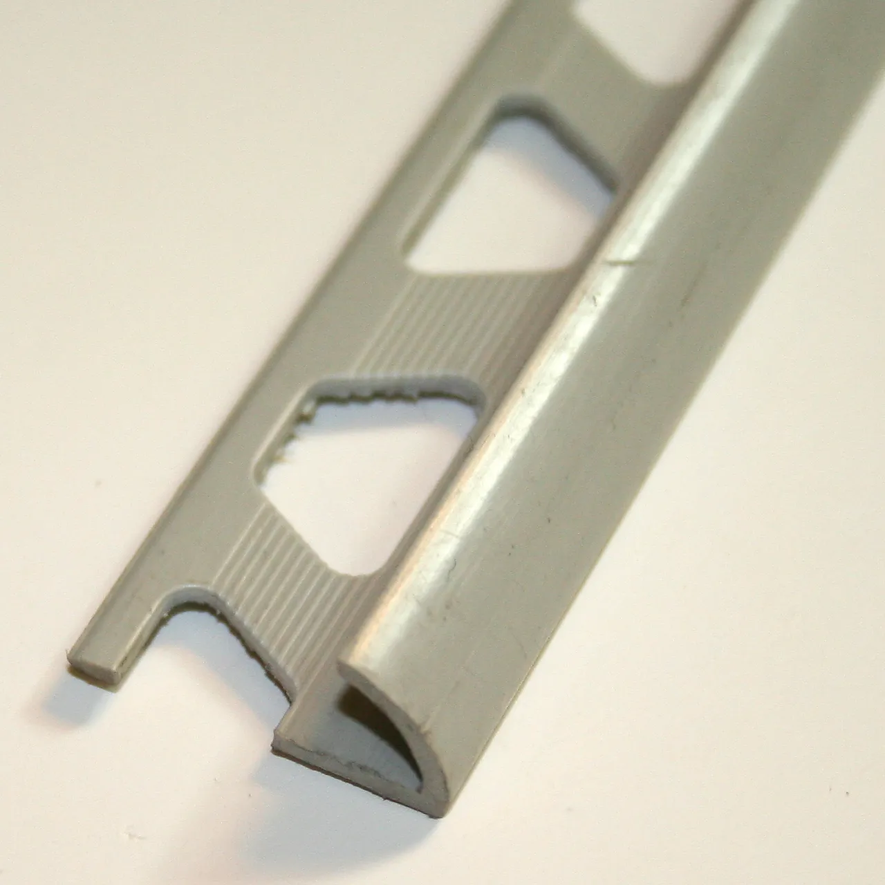 Flislist nr.2 9mm grå plast 2,5m Flislist nr.2 9mm grå plast 2,5m