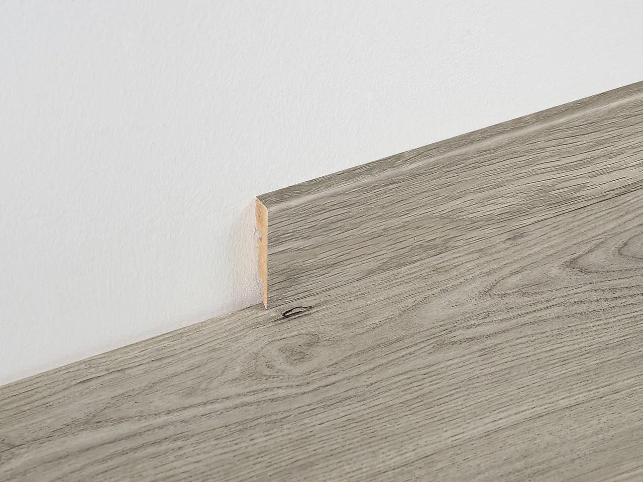 BerryAlloc Sokkelist Java Lys Grå 2,4m BerryAlloc Sokkelist Java Lys Grå 2,4m