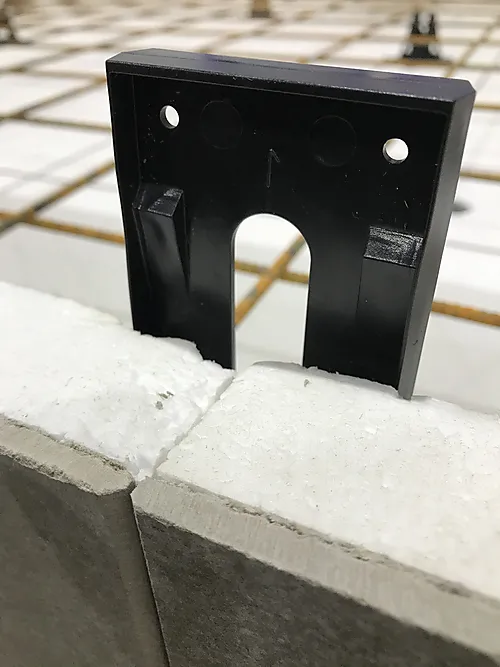 Plastkile for sammenføyning og låsing av Jackon ringmurselementer.