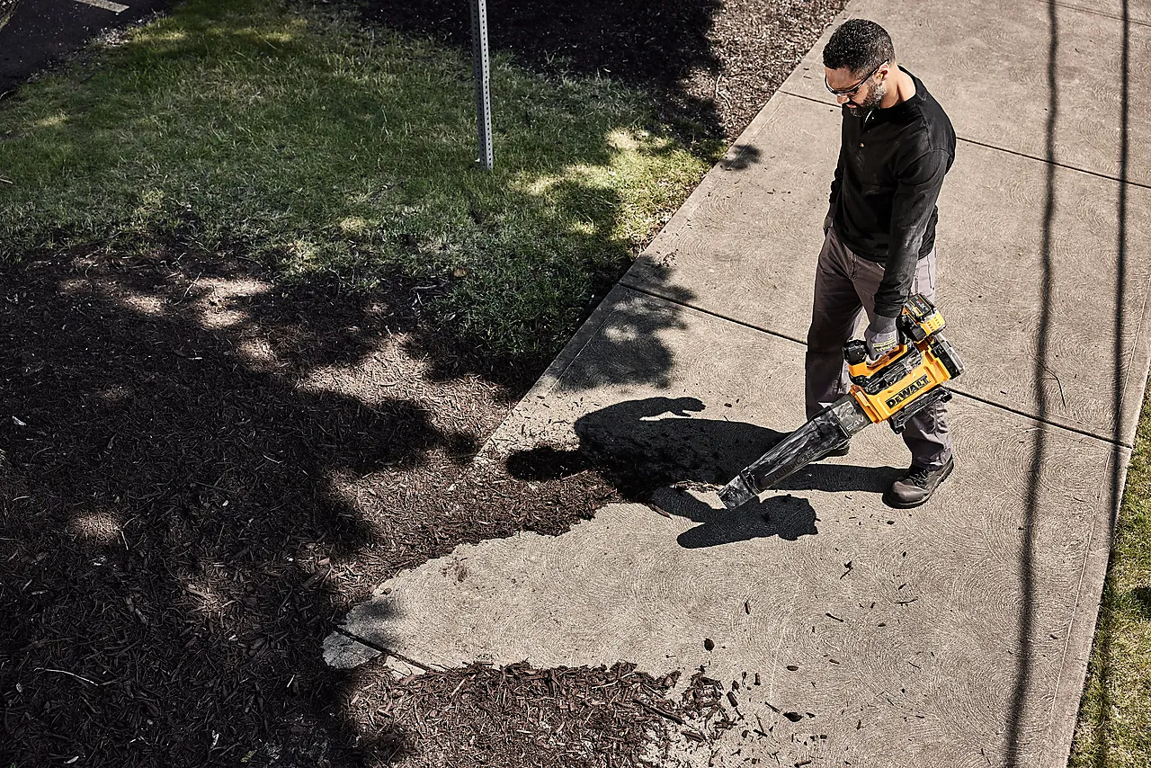 Løvblåser 54v naken dcmbl777n-xj