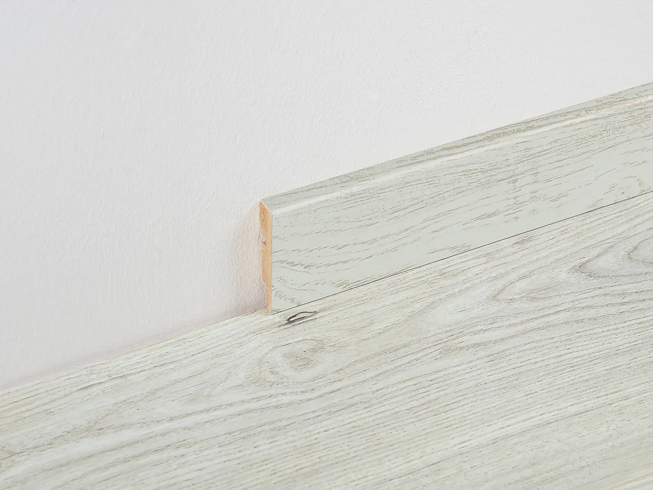 BerryAlloc sokkellist kastanje hvit