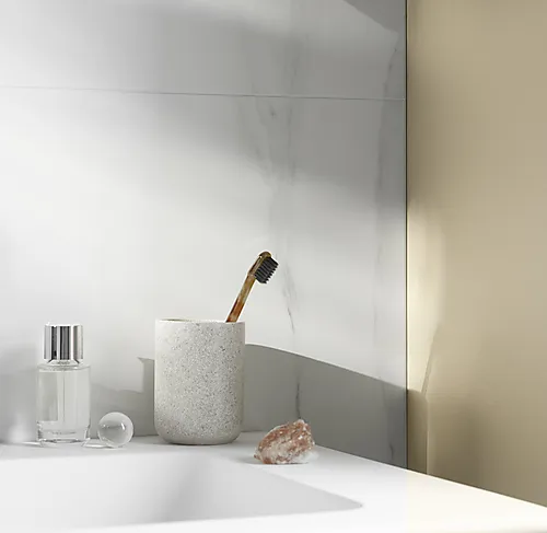 Baderomsplate hvit marmor slett flis 60x120 cm 620x2400 mm