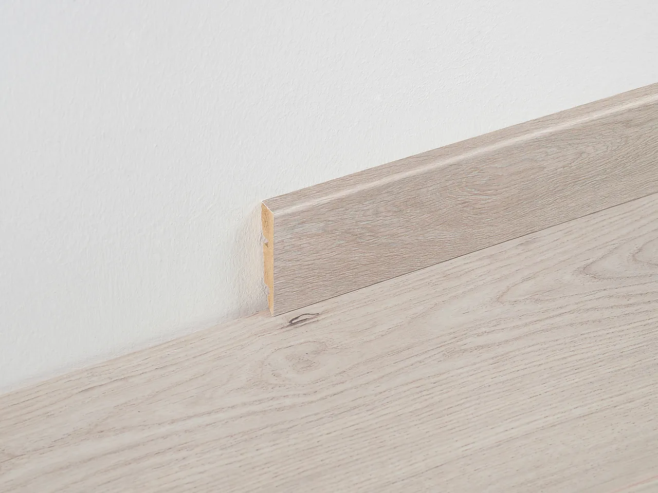 BerryAlloc Sokkelist Crush lys 2,4m