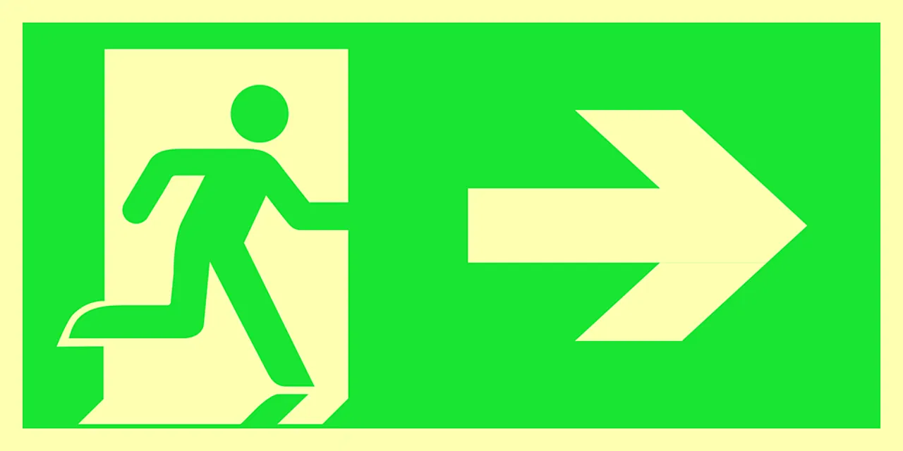 Skilt nødut pil høyre 15x30 cm 1,2 mm etterlysende alu 150 mcd