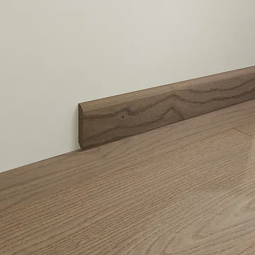Fotlist eik mattlakkert finér 14x60x2250 mm varmgrå