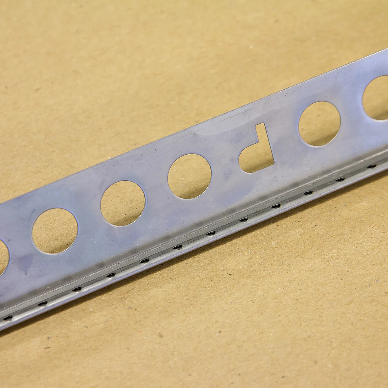 Startlist sokkelprofil 2,5 meter x 8 mm Startlist sokkelprofil 2,5 meter x 8 mm