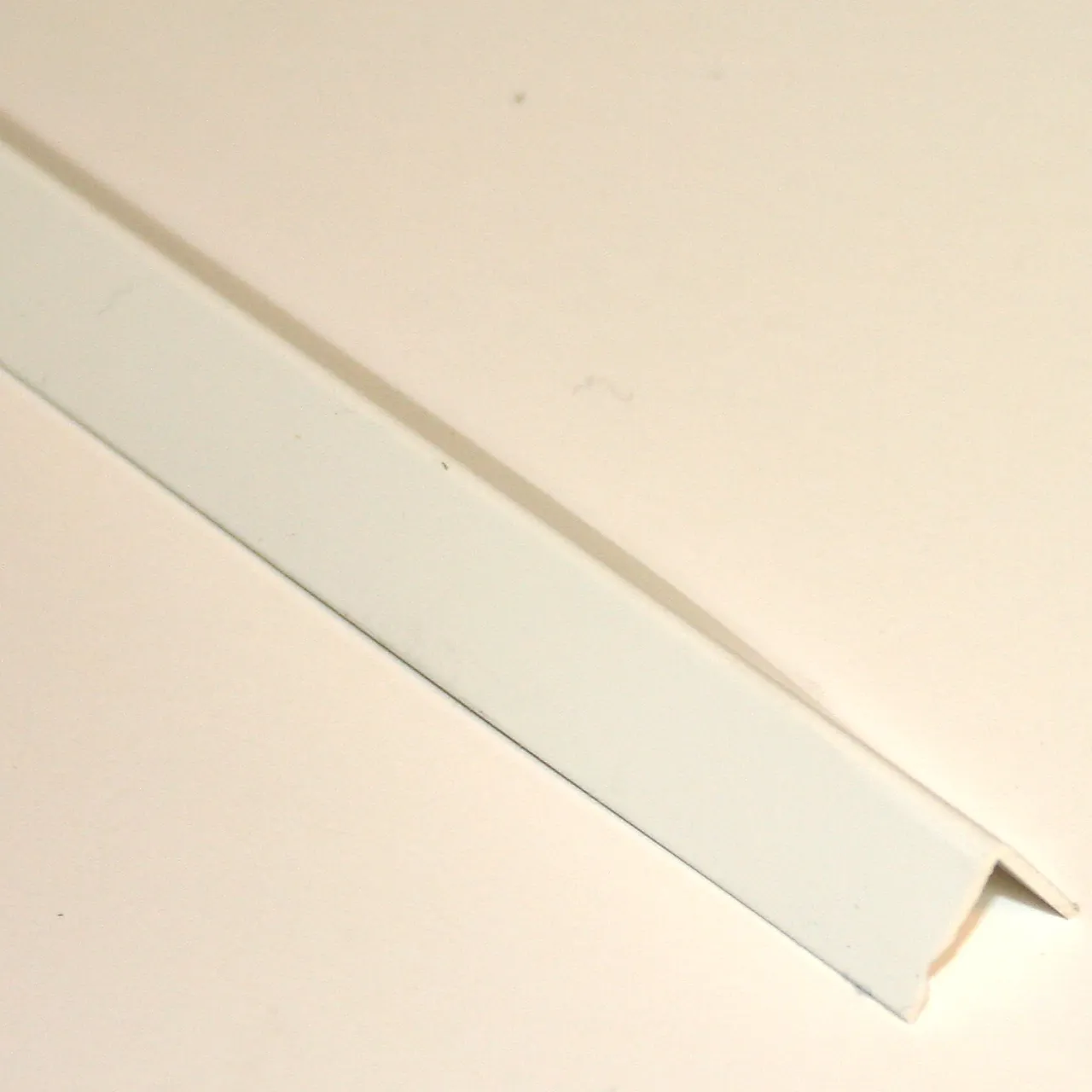Hjørnelist PVC hvit 12x12 2,5m Hjørnelist PVC hvit 12x12 2,5m