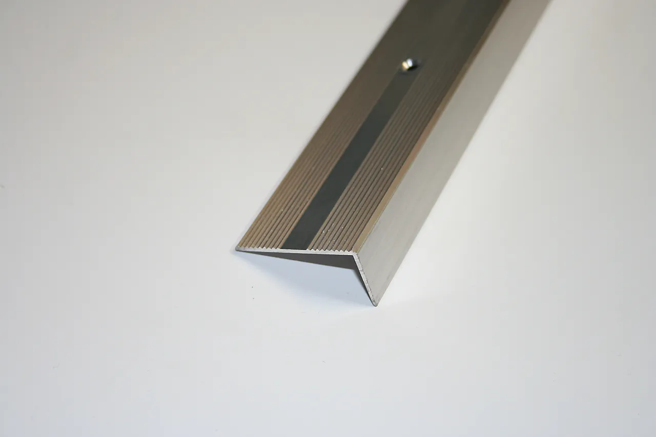 Trappenese nr. 13 1,5 m sølv blank borret m/skruer