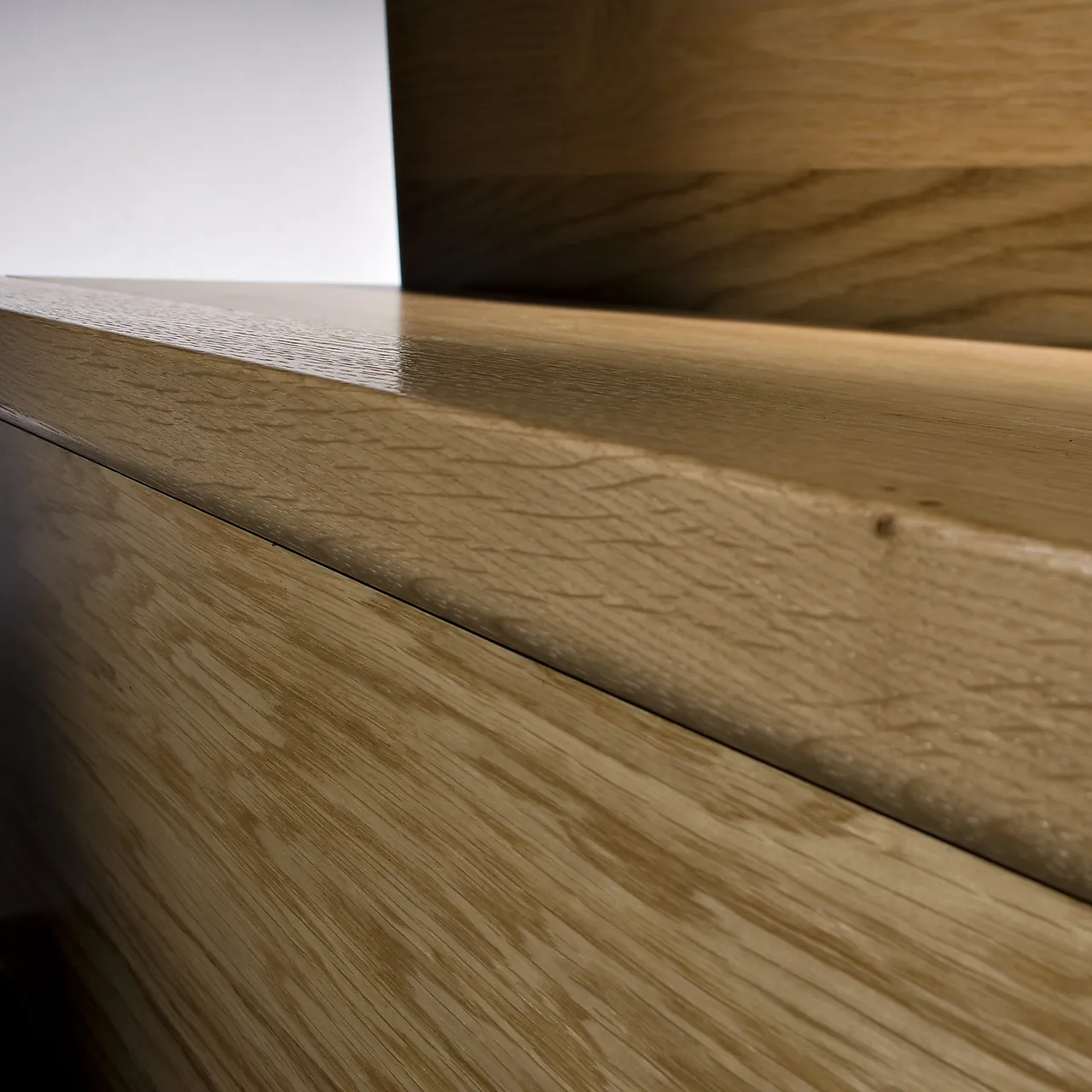 Kahrs 15mm Massiv trappenese Eik Nou. Greige 60x35mm, 183 cm Kahrs 15mm Massiv trappenese Eik Nou. Greige 60x35mm, 183 cm