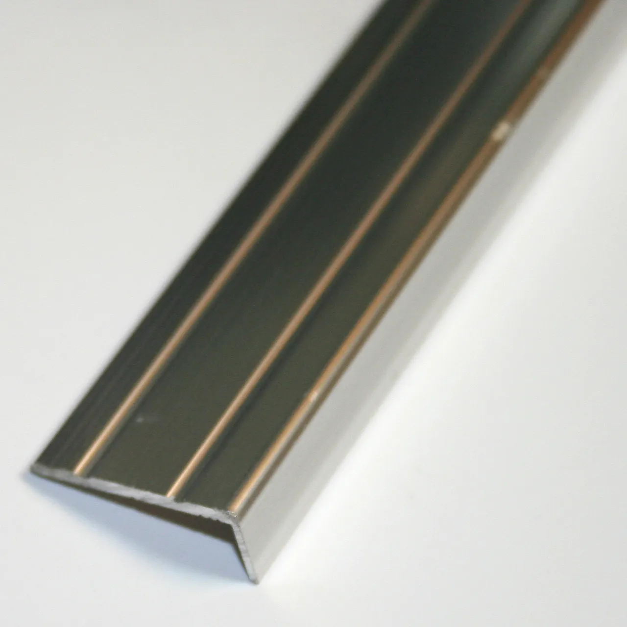 Trappenese nr8 1.5m sølvbl selvklebende Trappenese nr8 1.5m sølvbl selvklebende