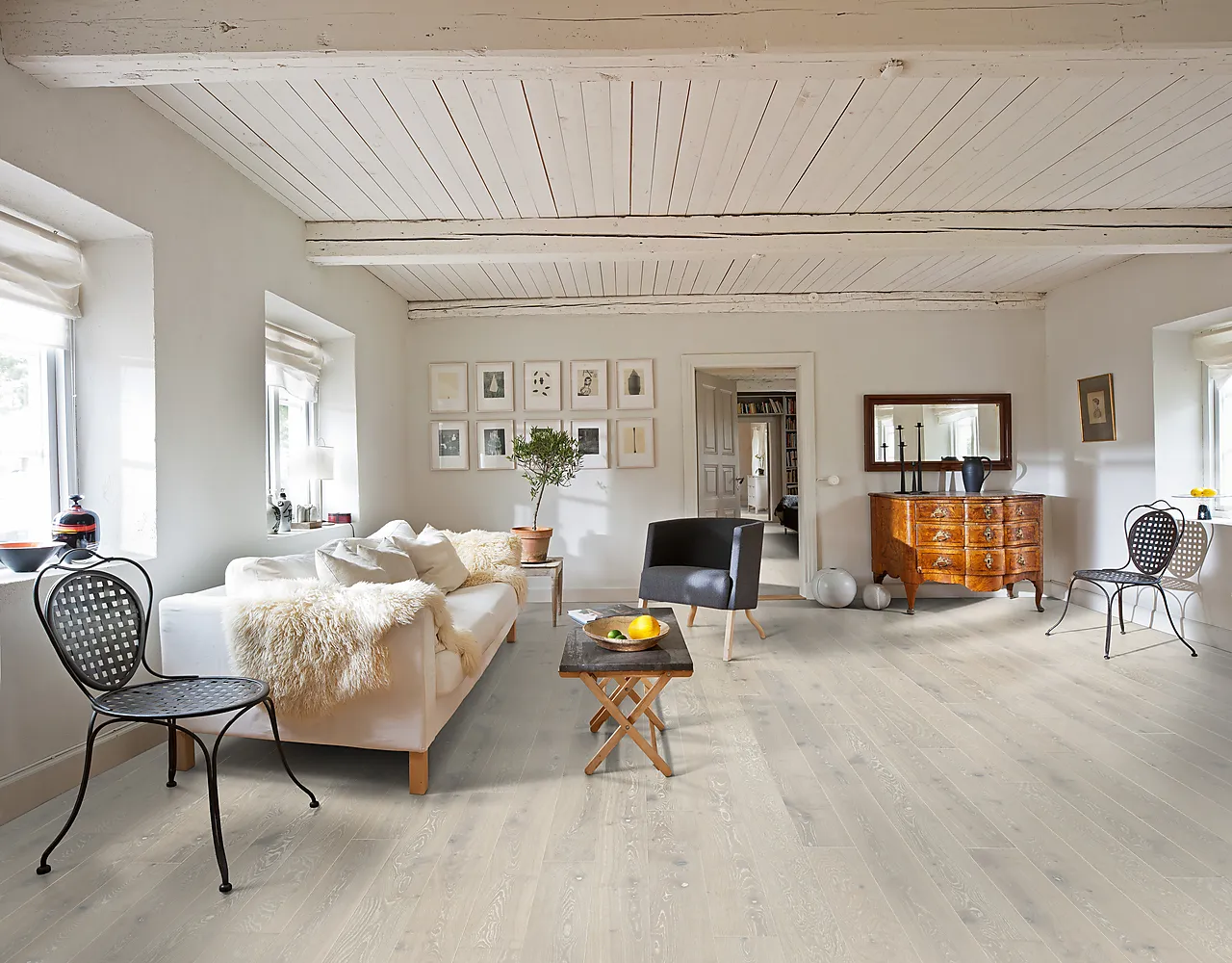 Eik Bright 1st plank børstet faset matt hvit Eik Bright 1st plank børstet faset matt hvit