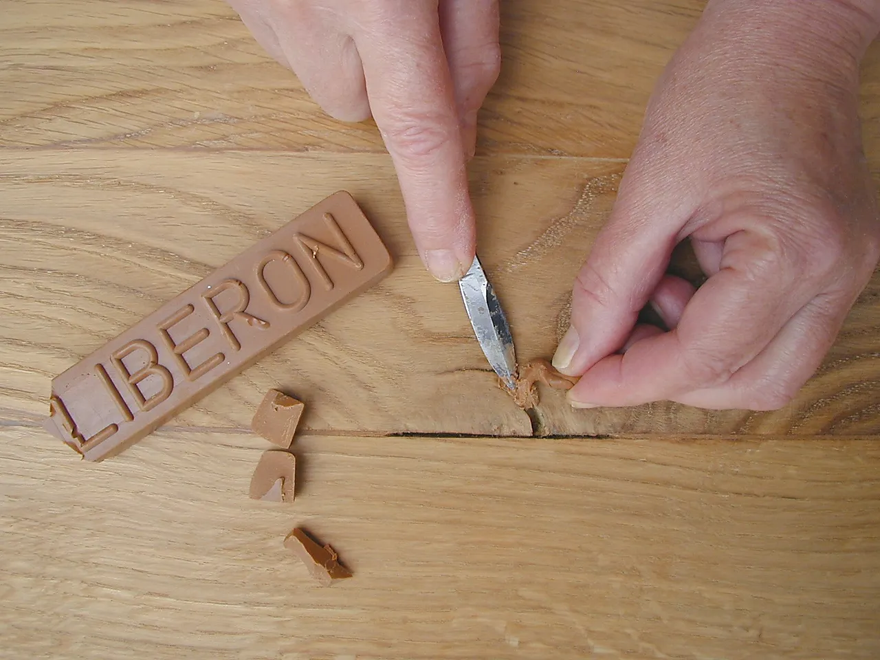 Reparasjonsvoks 2 lys eik Reparasjonsvoks 2 lys eik