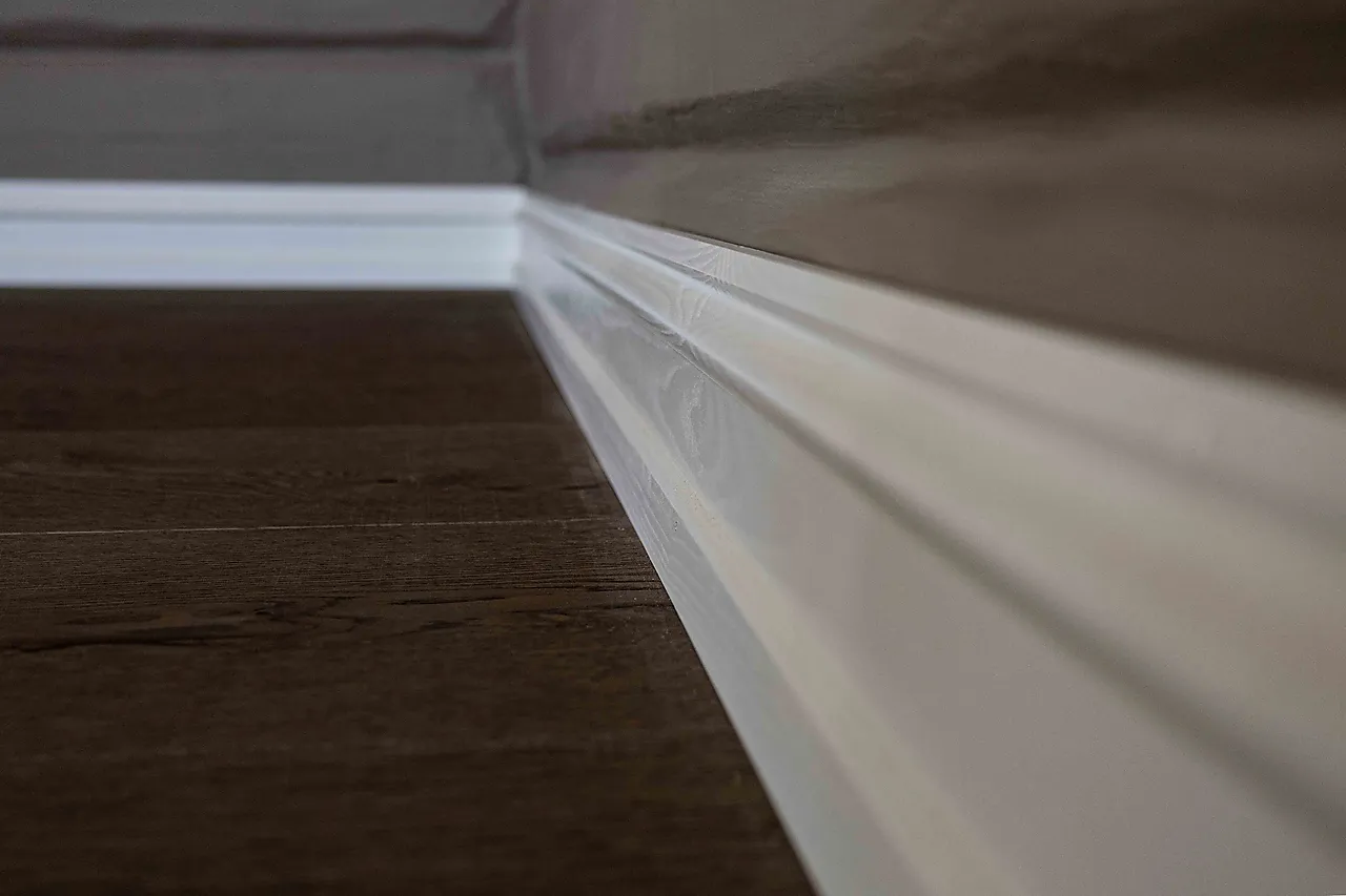 Gulvlist furu profilert klassisk hvit S0500-N 15x70x4400 mm null - null - 3 - Miniatyr