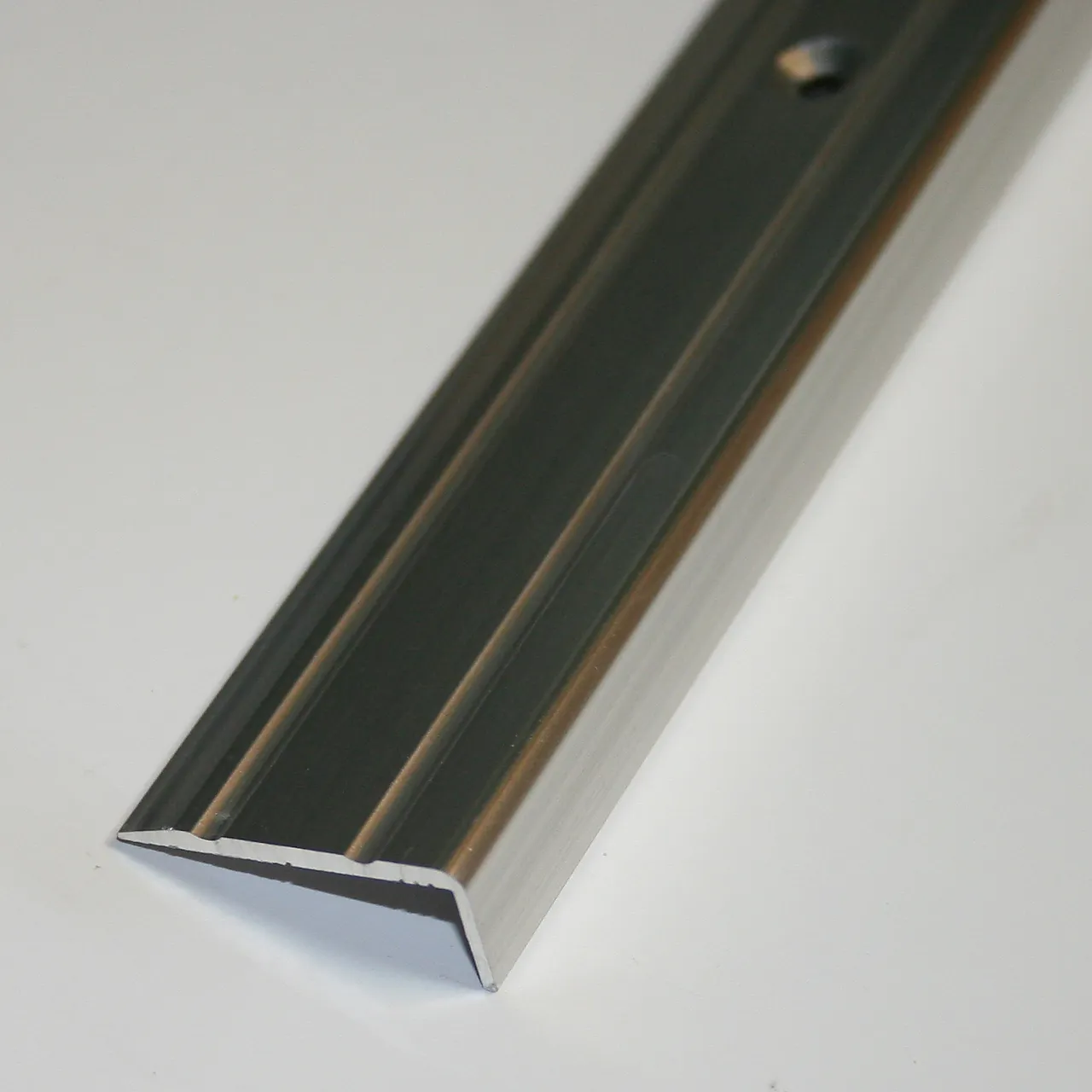 Trappenese nr. 8 1,5 meter sølv blank borret m/skruer Trappenese nr. 8 1,5 meter sølv blank borret m/skruer